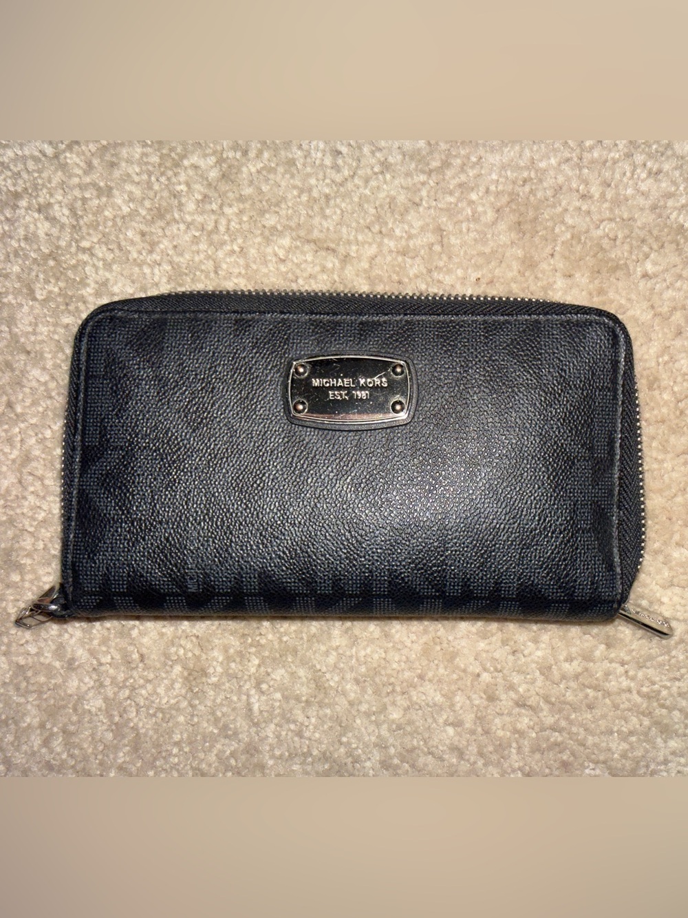 Michael Kors Jet Set Signature Zip Travel Silver Wallet Black Grey Logo